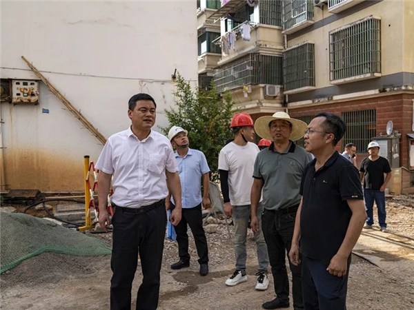 县委副书记、县长方操胜调研“暖民心”行动